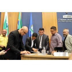 Câmara de São José dos Pinhais abre CPI e encerra sessão em repúdio por falta de merendas